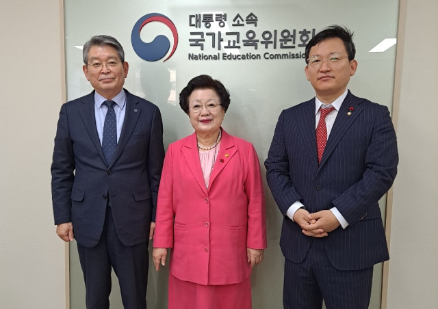 김형동 국회의원은 11일 권순태 국립안동대 총장과 함께 이배용 국가교육위원장을 만나 국립대학내 공공의대 설립을 통해 공공의료 인프라 확충 필요성을 건의했다. 김형동 의원실 제공