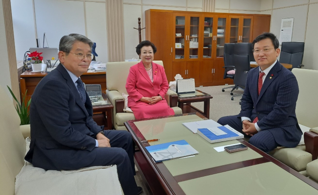 김형동 국회의원은 11일 권순태 국립안동대 총장과 함께 이배용 국가교육위원장을 만나 국립대학내 공공의대 설립을 통해 공공의료 인프라 확충 필요성을 건의했다. 김형동 의원실 제공