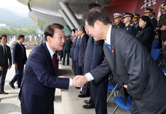 기사 이해를 돕기 위한 자료사진. 윤석열 대통령이 2022년 10월 1일 충남 계룡대 대연병장에서 열린 건군 '제74주년 국군의 날' 기념식에 참석한 뒤 더불어민주당 이재명 대표와 악수하고 있는 모습. 연합뉴스