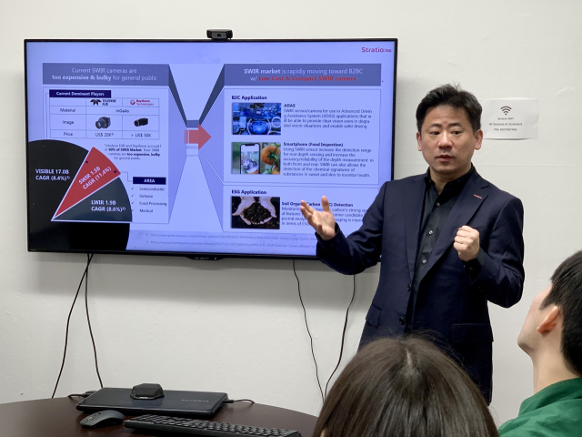 미국을 방문 중인 제5기 대구 4차 산업혁명 청년체험단은 11일(현지시각) 실리콘밸리에 있는 한국 스타트업 스트라티오를 탐방하며 센서 반도체 분야 기술과 미래 전망을 확인했다. 사진은 이제형 대표가 청년체험단에게 스트라티오의 사업 분야와 사업성, 기술력 등을 설명하는 모습. 홍준표 기자