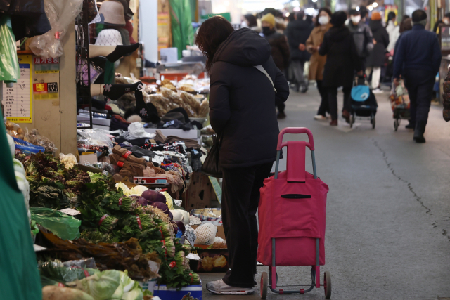 9일 서울 시내 한 전통시장에서 시민들이 장을 보고 있다. 연합뉴스