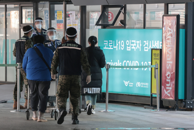 9일 오전 인천국제공항 제1여객터미널로 입국한 중국발 입국자들이 코로나19 검사센터로 향하고 있다. 연합뉴스