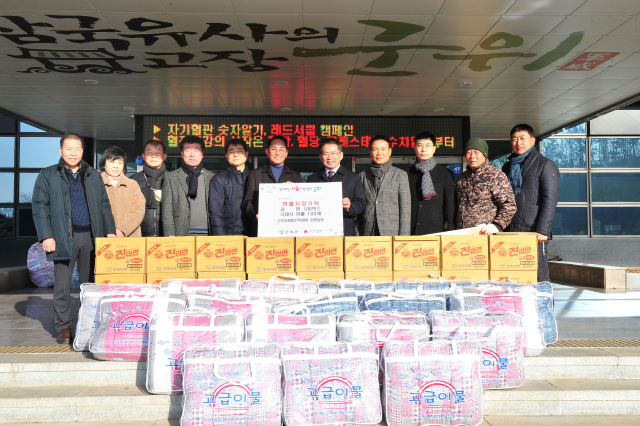 안영근 경북 군위경찰발전협의회 회장과 회원들이 군위군에 라면과 이불을 기부하고, 김진열 군위군수와 기념 사진을 촬영하고 있다. 군위군 제공