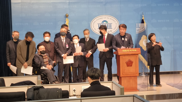 12일 국회 소통관에서 기동민 더불어민주당 의원, 지방분권전국회의 등 관계자들이 지방분권균형발전 실행 조속한 입법 및 로드맵 제시 촉구 기자회견을 진행하고 있다. 박영채 기자 pyc@imaeil.com