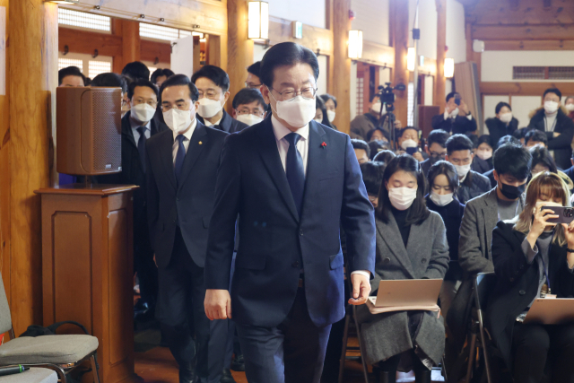 이재명 더불어민주당 대표가 12일 국회에서 열린 신년기자회견에 참석하고 있다. 연합뉴스