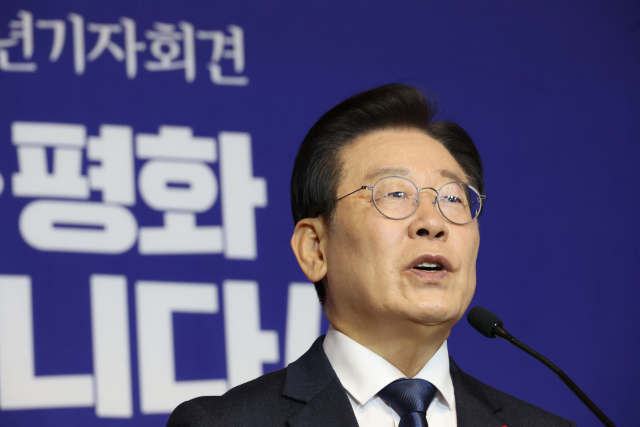 더불어민주당 이재명 대표가 12일 국회에서 열린 신년기자회견에서 취재진의 질문에 답변하고 있다. 연합뉴스