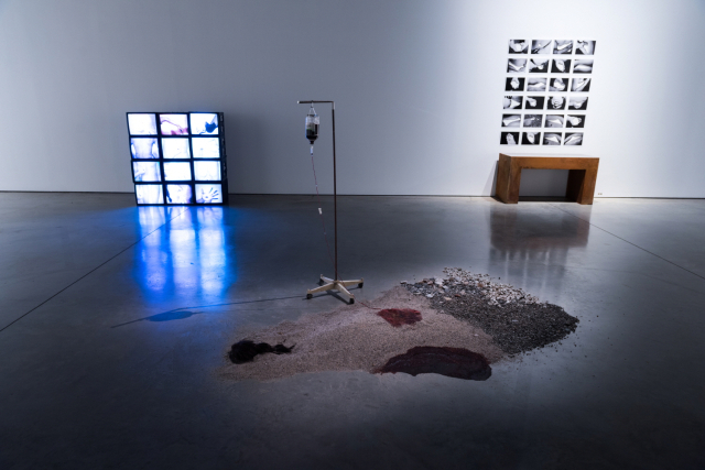 김영진, 1974-1, 1974(재연 2018), 모래, 피, 조개무지, 링거, 가변크기.