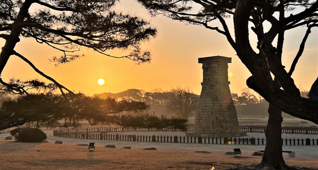 첨성대 일출. 여왕의 권위를 대내외에 과시하기위해 첨성대를 축조했다.첨성대가 하늘과 소통하는 여왕의 능력을 드러내주는 상징이었기 때문이다.