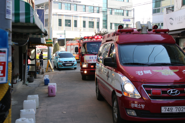 경북 김천소방서는 12일 화재 예방과 소방차의 원활한 통행을 위해 평화시장에서 소방차 길 터주기 훈련을 실시했다. 김천소방서 제공