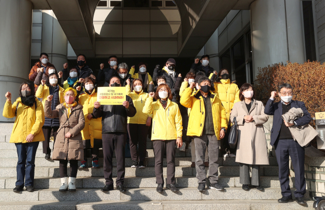 4·16세월호참사가족협의회와 4월16일의약속국민연대 관계자들이 12일 오후 서울고등법원에서 기자회견을 열고 세월호 참사 국가 손해배상 청구 소송 판결에 대해 입장을 밝히며 구호를 외치고 있다. 서울고법 민사4부는 이날 전명선 4·16 민주시민교육원장 등 세월호 참사 유족 228명이 국가와 청해진해운을 상대로 낸 손해배상 소송을 원고 일부 승소로 판결했다. 2차 가해를 인정한 재판부는 1심에서 인정한 배상금에 더해 국가가 희생자 친부모 1인당 500만원, 다른 가족에겐 100만∼300만원의 위자료를 지급하라고 판결했다. 연합뉴스