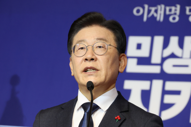 더불어민주당 이재명 대표가 12일 국회에서 열린 신년기자회견에서 취재진의 질문에 답변하고 있다. 연합뉴스