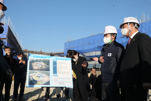 원희룡 국토교통부 장관이 12일 부산 강서구 명문초등학교에서 공사 현장을 점검하고 있다. 당초 3월 개교 예정이었던 이 학교는 민주노총 집회와 화물연대 파업 등의 영향으로 공사가 예정보다 80일 정도 늦어졌다. 연합뉴스