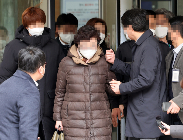 윤석열 대통령의 장모 최은순씨가 지난해 1월25일 서울 서초구 서울고등법원에서 열린 불법 요양병원 운영 관련 선고공판에 출석하고 있다. 연합뉴스
