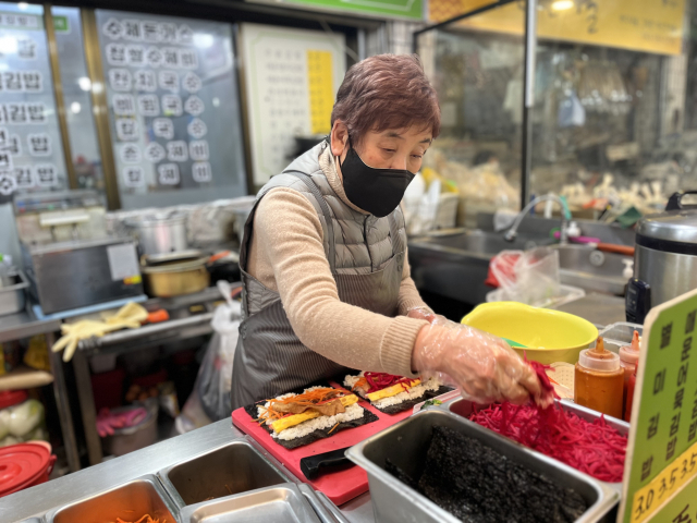 대구 달서구 서남신시장에서 8년째 김밥 가게를 운영하고 있는 류영희(67) 주원김밥 사장. 김세연 기자
