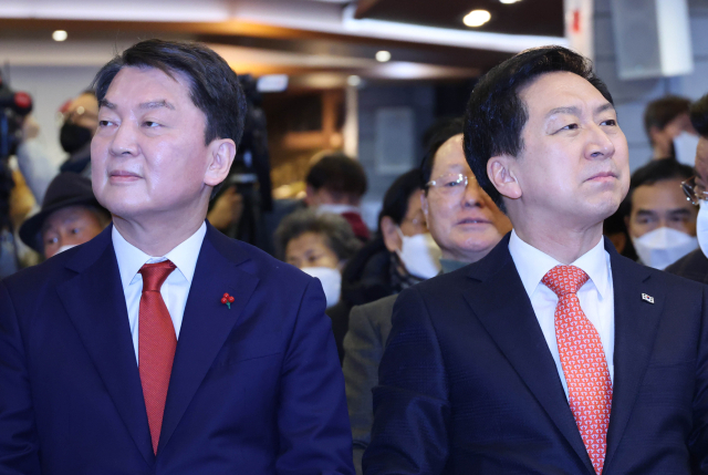 국민의힘 당권주자인 김기현·안철수 의원이 지난 11일 인천시 남동구 샤펠드미앙에서 열린 인천시당 신년인사회에 참석해 자리에 앉아 있다. 자료사진. 연합뉴스