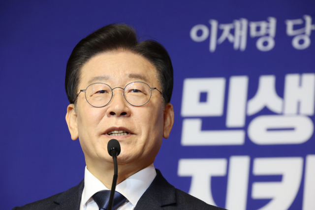 더불어민주당 이재명 대표가 12일 국회에서 열린 신년기자회견에서 취재진의 질문에 답변하고 있다. 연합뉴스