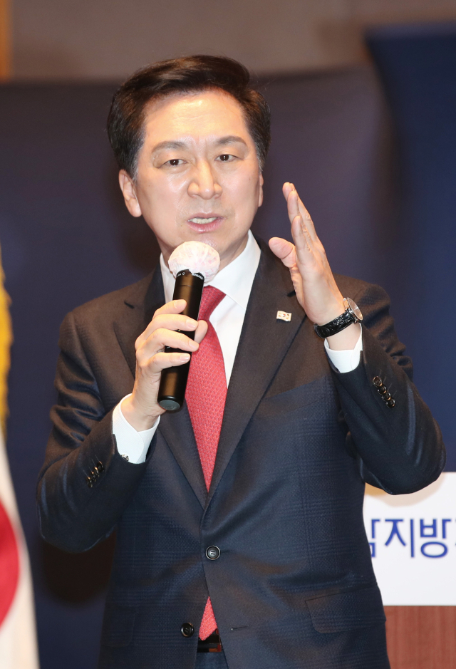 국민의힘 당권주자인 김기현 의원이 12일 대구 수성구 만촌동 인터불고호텔 컨벤션홀에서 열린 영남지방자치연구원 개원식에서 