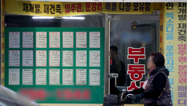 정부가 이사 등 사정으로 인한 일시적 2주택자가 1가구 1주택자로 과세 특례를 적용받기 위한 주택 처분 기한을 2년에서 3년으로 늘린다는 정책을 12일 발표했다. 사진은 이날 대구 중구의 한 부동산 중개업소 모습. 김영진 기자 kyjmaeil@imaeil.com