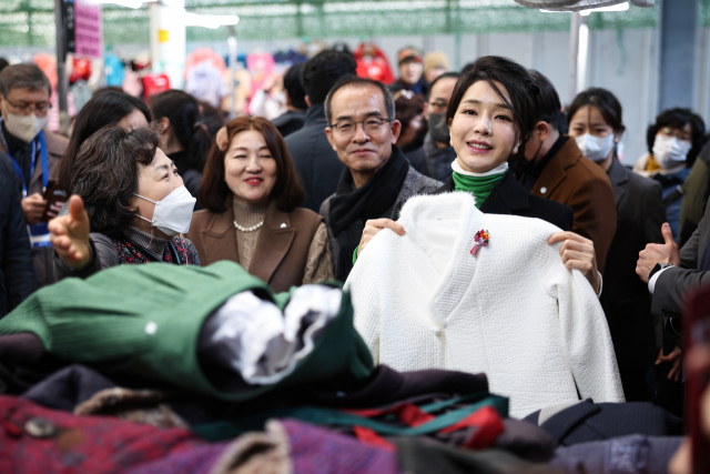김건희 여사가 11일 대구 서문시장을 방문, 상인과 밝은 표정으로 대화하고 있다. 연합뉴스