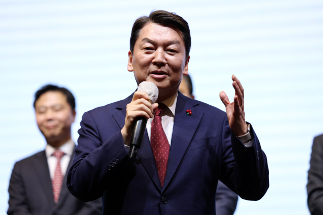 국민의힘 당권주자인 안철수 의원이 12일 오후 충북 청주시 상당구 S컨벤션 신관 2층에서 열린 국민의힘 충북도당 2023년 신년인사회에서 지지를 호소하고 있다. 연합뉴스