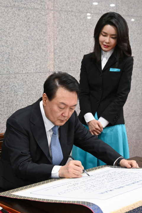 윤석열 대통령이 김건희 여사가 지켜보는 가운데 칠곡할매들의 희망 메시지에