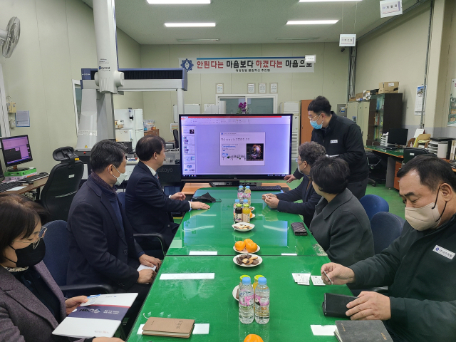 김호섭 구미부시장이 12일 구미국가산업단지 내 ㈜대영정밀에서 김묘라 대표를 비롯한 임직원들과 현장 소통 간담회를 하고 있다. 구미시 제공