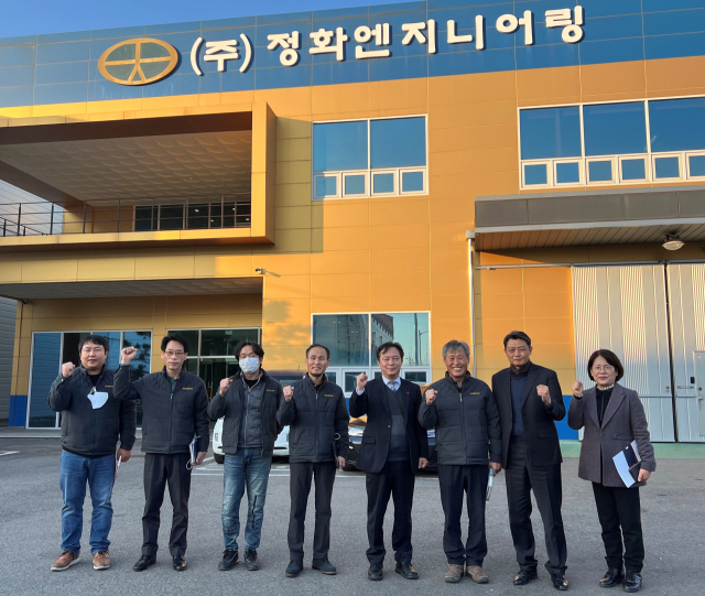 김호섭 구미부시장이 12일 구미국가산업단지 내 ㈜정화엔지니어링에서 김정원 대표를 비롯한 임직원들과 현장 소통 간담회 후 기념촬영하고 있다. 구미시 제공