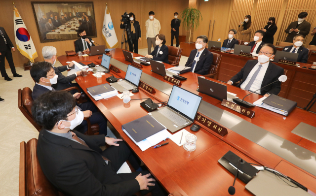 이창용 한국은행 총재가 13일 오전 서울 중구 한국은행에서 열린 금융통화위원회 본회의를 주재하고 있다. 연합뉴스