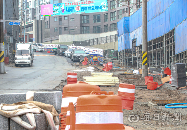다음 달 28일 준공을 앞둔 대구 동구 한 신축 아파트가 14~15일 사전점검을 진행한다고 예고하자 입주 예정자들이 반발하고 있다. 사전점검을 하루 앞둔 13일 아파트 외부 공사가 한창인 모습이다. 안성완 기자 asw0727@imaeil.com