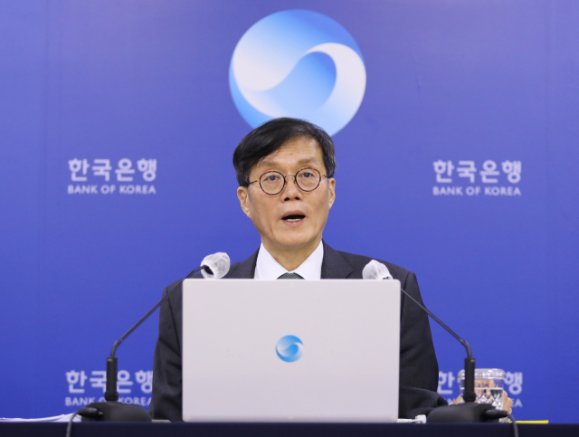 이창용 한국은행 총재가 13일 오전 서울 중구 한국은행에서 금융통화위원회 새해 첫 통화정책방향회의를 마친 뒤 기자간담회를 하고 있다. 이날 금융통화위원회는 기준금리를 현재 3.25%에서 3.50%로 상향 조정하기로 했다. 연합뉴스