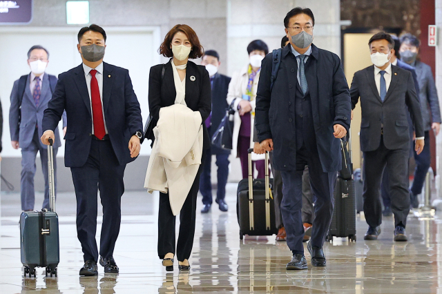 한국 국회 한일의원연맹 정진석 회장 및 여야 의원들이 12일 오후 김포국제공항을 통해 일본으로 출국하고 있다. 한일의원연맹 소속 의원들은 2박 3일 일정으로 재일동포와 만찬회를 가진 뒤 일한의원연맹 소속 의원들과 간담회를 열고 마쓰노 관방장관도 면담할 예정이다. 연합뉴스
