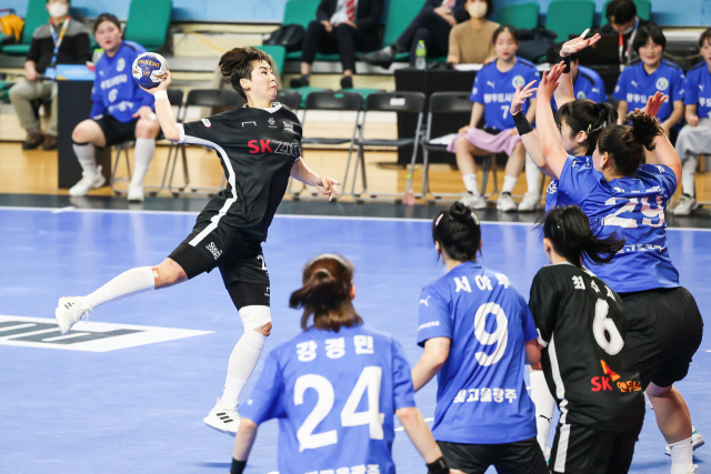 2022-2023 SK핸드볼 코리아리그 여자부 1라운드 SK 권한나의 슈팅 모습. 대한핸드볼협회 제공