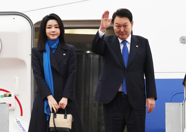 윤석열 대통령과 김건희 여사가 14일 오전 아랍에미리트(UAE) 국빈 방문과 스위스 다보스포럼 참석 등을 위해 성남 서울공항에서 공군 1호기에 오르며 인사하고 있다. 연합뉴스