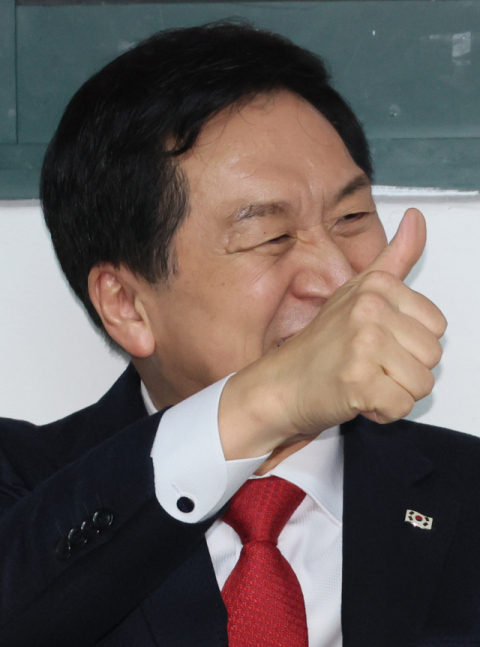 국민의힘 당권 주자인 김기현 의원이 13일 오후 서울 중랑구 국민의힘중랑을당원협의회를 찾아 참석자들과 인사를 나누고 있다. 연합뉴스
