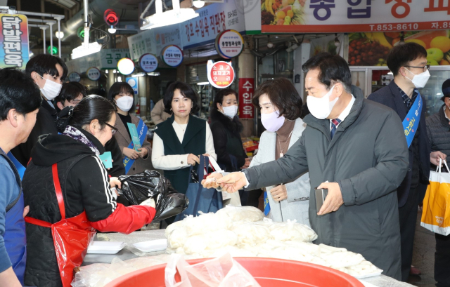 권기창 안동시장 등은 13일 중앙신시장에서 전통시장 장보기 행사를 가지면서 명절 밑 반짝 전통시장 장보기에서 벗어나 일상적 전통시장 장보기가 이뤄지도록 해야 한다고 주문했다. 안동시 제공