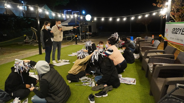 지난 2021년 경북 경주 일원에서 열린 글로벌 인재 징검다리 캠프에서 고려인들이 신문을 활용한 다양한 활동을 했다. 경상북도가족센터 제공