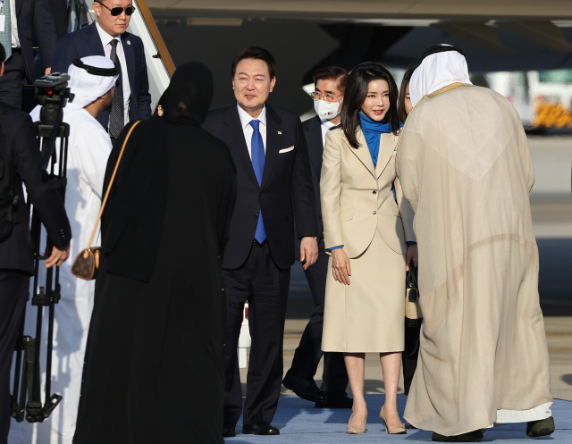 윤석열 대통령과 김건희 여사가 14일(현지시간) 아랍에미리트(UAE) 아부다비 왕실공항에 도착, 공군 1호기에서 내려 영접인사를 만나고 있다. 연합뉴스