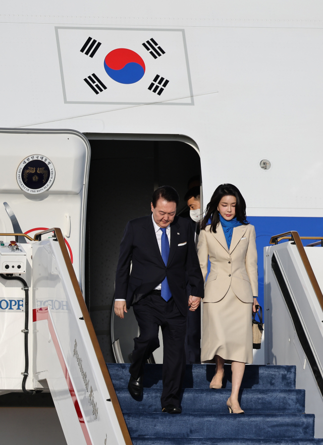 윤석열 대통령과 김건희 여사가 14일(현지시간) 아랍에미리트(UAE) 아부다비 왕실공항에 도착, 공군 1호기에서 내리고 있다. 연합뉴스