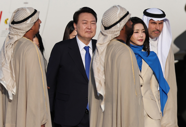 윤석열 대통령과 김건희 여사가 14일(현지시간) 아랍에미리트(UAE) 아부다비 왕실공항에 도착, 공군 1호기에서 내려 이동하고 있다. 연합뉴스