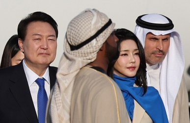 [화보] 尹·김건희, 아부다비 도착 'UAE, 전용기 공중 호위 의전'