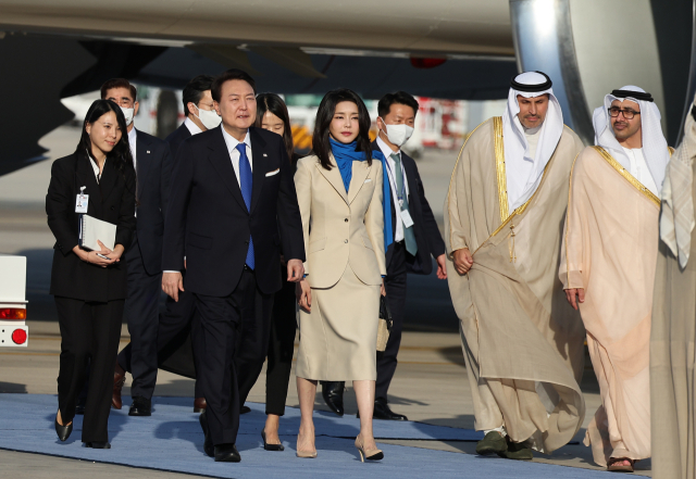 윤석열 대통령과 김건희 여사가 14일(현지시간) 아랍에미리트(UAE) 아부다비 왕실공항에 도착, 공군 1호기에서 내려 이동하고 있다. 연합뉴스
