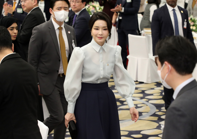 아랍에미리트(UAE)를 국빈 방문 중인 김건희 여사가 14일(현지시간) 아부다비 한 호텔에서 열린 UAE 동포간담회에 입장하고 있다. 연합뉴스