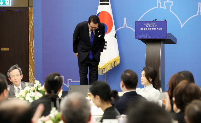 아랍에미리트(UAE)를 국빈 방문 중인 윤석열 대통령이 14일(현지시간) 아부다비 한 호텔에서 열린 UAE 동포간담회에서 발언을 마친 뒤 인사하고 있다. 연합뉴스