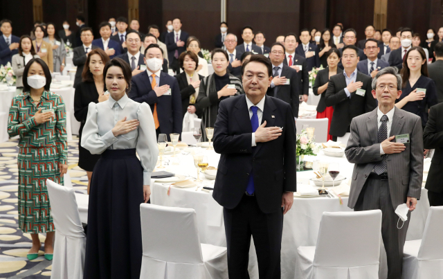 아랍에미리트(UAE)를 국빈 방문 중인 윤석열 대통령과 김건희 여사가 14일(현지시간) 아부다비 한 호텔에서 열린 UAE 동포간담회에 참석, 국기에 경례를 하고 있다. 연합뉴스