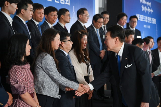 아랍에미리트(UAE)를 국빈 방문 중인 윤석열 대통령이 14일(현지시간) 아부다비 한 호텔에서 열린 UAE 동포간담회에서 기념촬영에 앞서 참석자와 인사를 나누고 있다. 연합뉴스