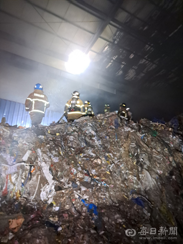 14일 오후 10시 30분쯤 경산시 진량읍 의 한 폐기물 처리공장에서 불이나 소방대원들이 진화작업을 펴고 있다. 경산소방서 제공
