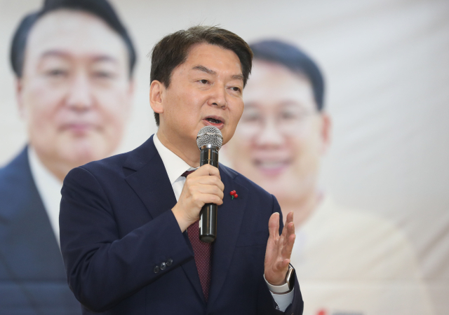 국민의힘 안철수 의원이 13일 오후 경북 경산시 농업인 회 강당에서 열린 윤두현 의원의 의정 보고회에 참석해 인사말을 하고 있다. 연합뉴스