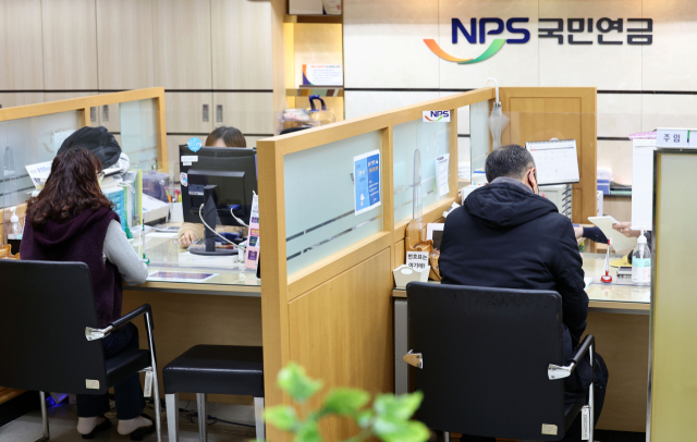 지난 9일 서울 서대문구 국민연금공단 서울북부지역본부 종합상담실에서 시민들이 상담을 하고 있다.연합뉴스