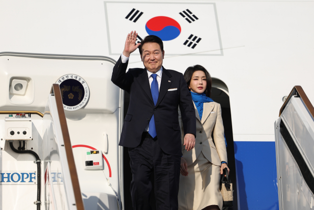 윤석열 대통령과 김건희 여사가 14일(현지시간) 아랍에미리트(UAE) 아부다비 왕실공항에 도착, 공군 1호기에서 내리고 있다. 연합뉴스