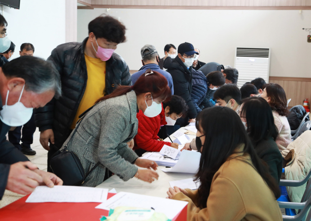 외국인 계절근로자 사업을 신청한 영양지역 농가들이 사업과 관련해 설명회 참가 서류에 서명하고 있다. 영양군 제공